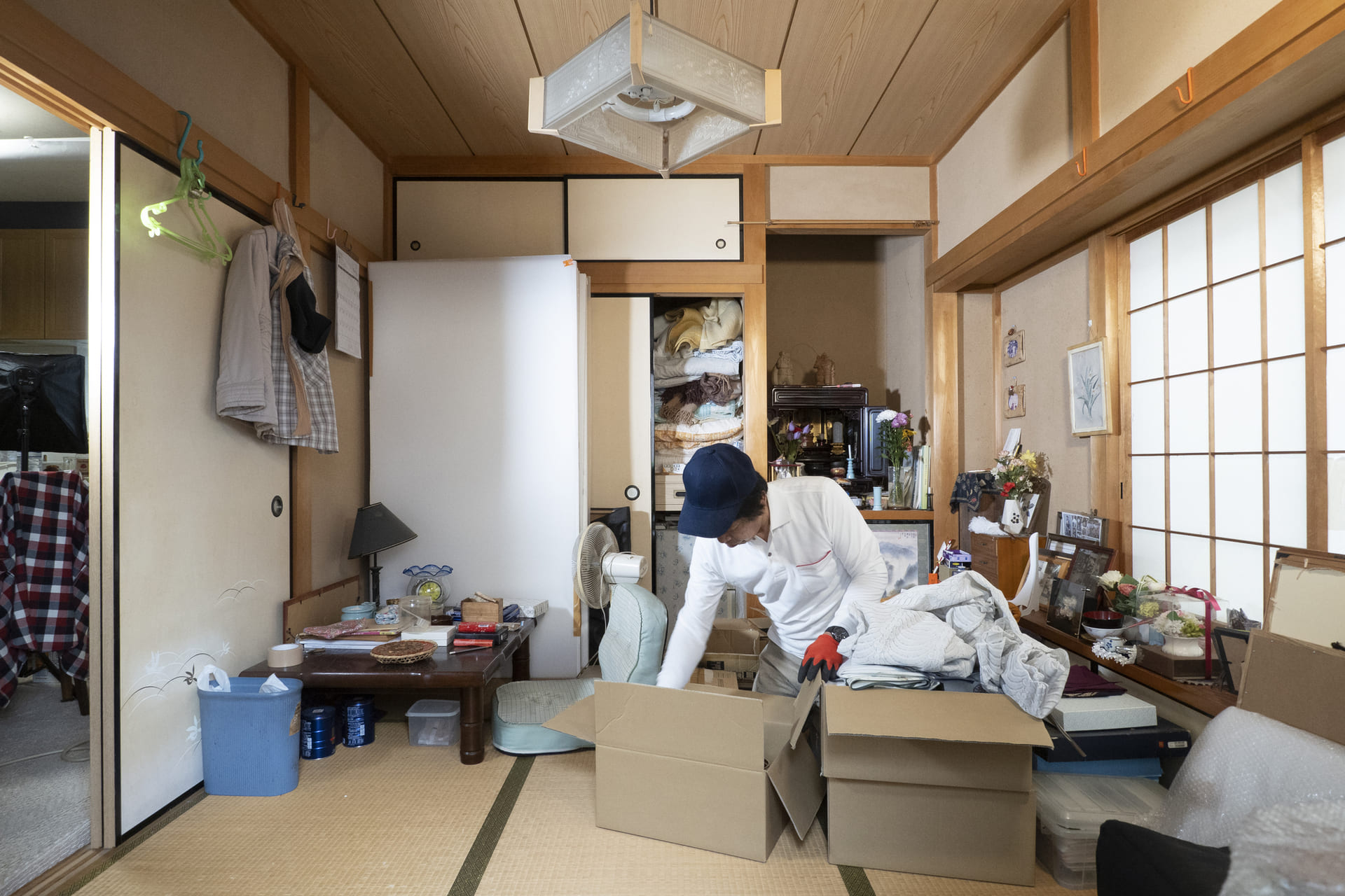 思い出の品々を大切に扱い、一つ一つ丁寧に作業